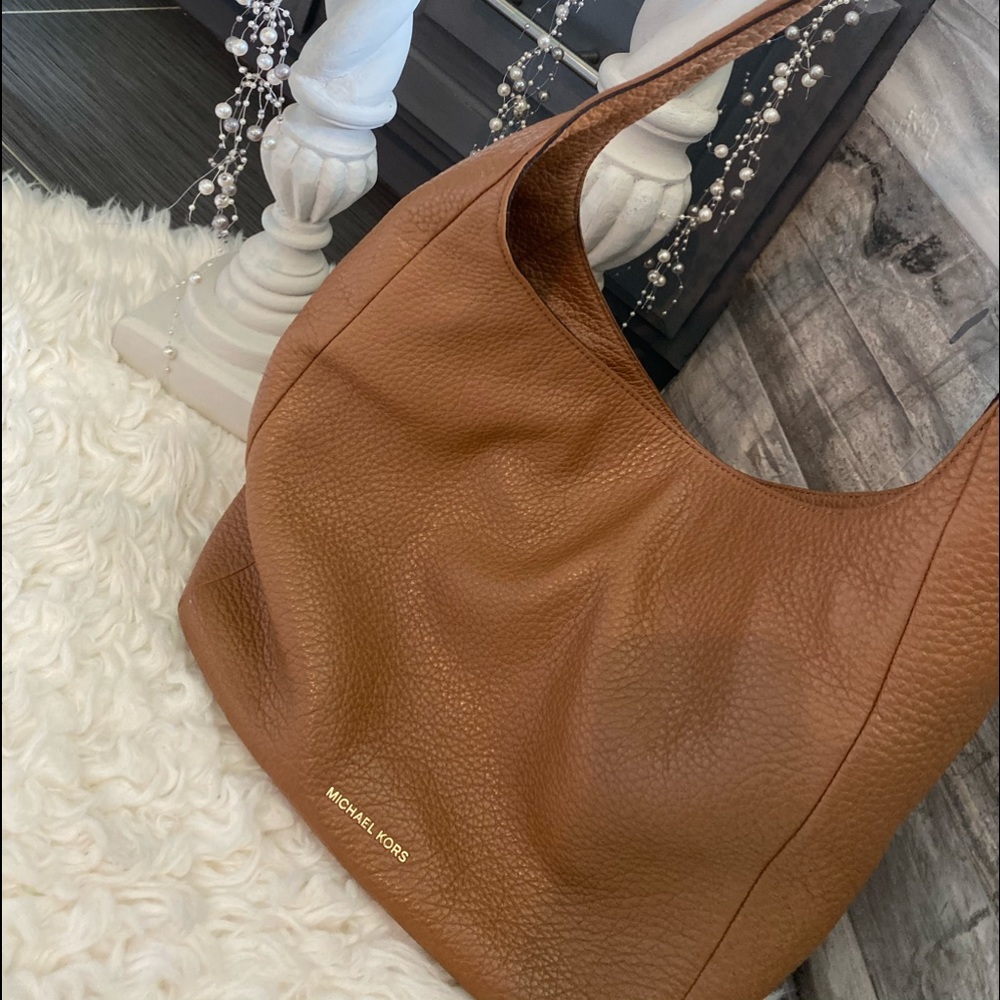 Very cute hobo style bag.